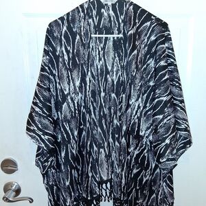 Jennifer Lopez Black and White Shawl L/XL